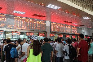 Una pantalla LED en la estación de Beijing Oeste