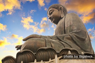 La buda de isla de Lantau