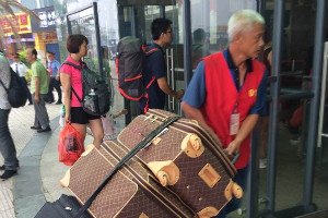 Un portero de equipaje en chaqueta roja Un portero de equipaje en chaqueta roja